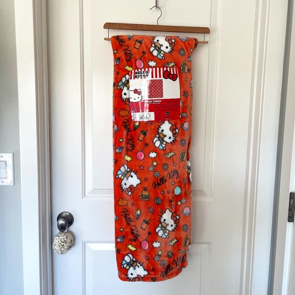 Hello Kitty | NWT Sanrio Cloud Throw Blanket – Hamburger Print - Picture 1 of 4